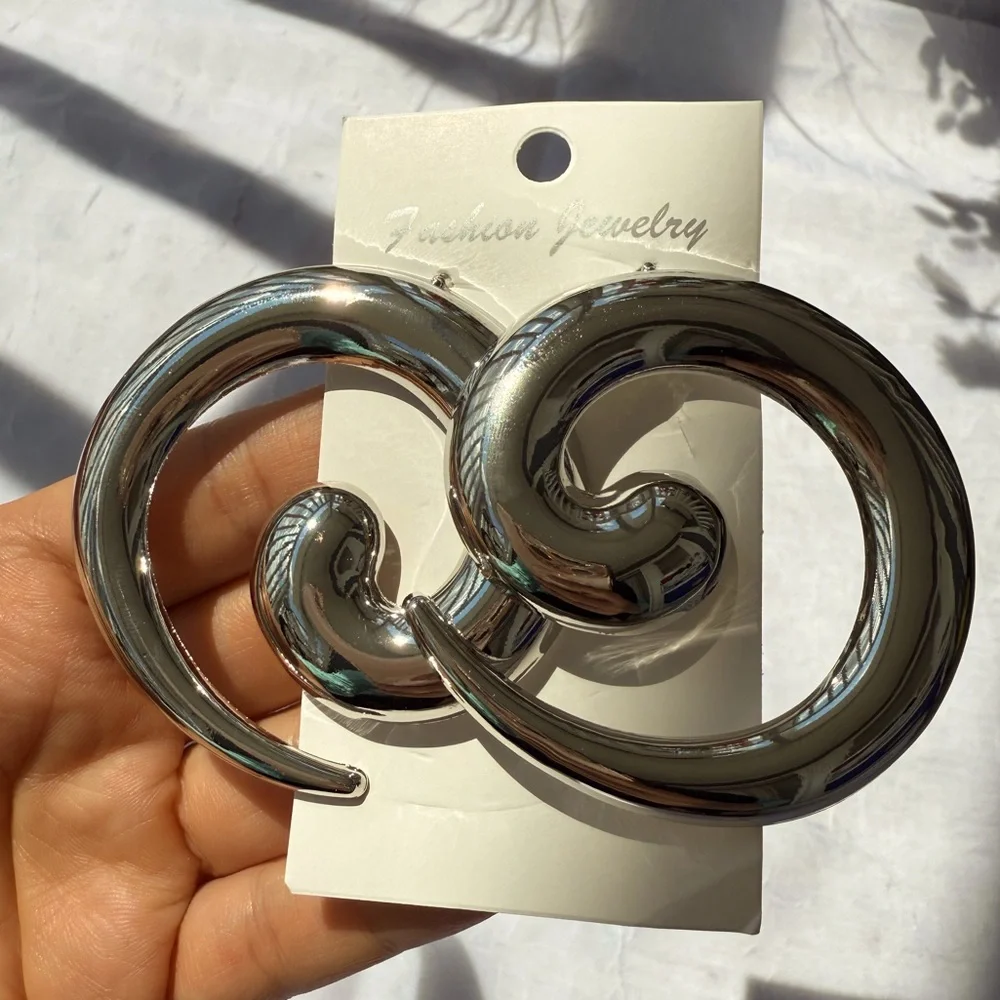 Vintage Silver Spiral Stud Earrings – Bold Retro Statement - Picture 3 of 8